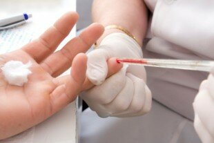 Врач берет кровь на анализ