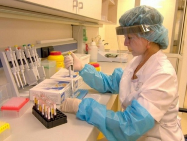 Врач в лаборатории